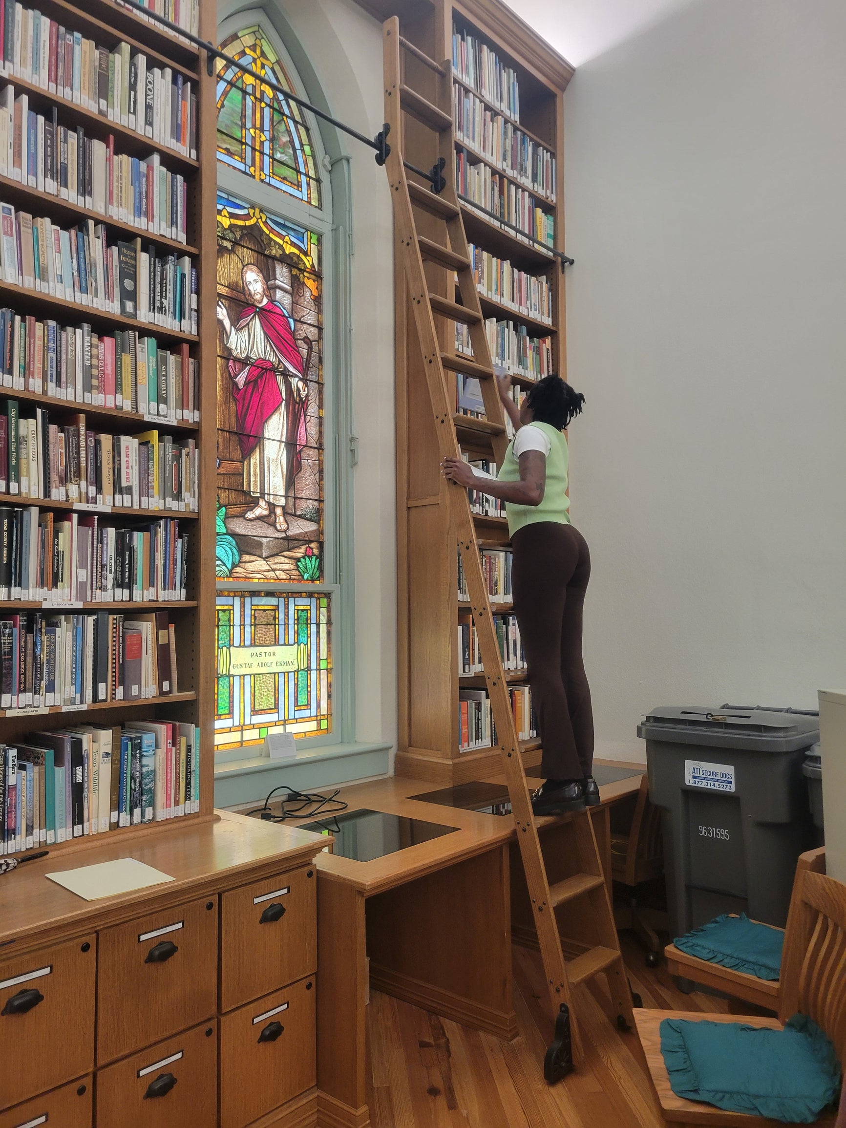 Jae'la in Library