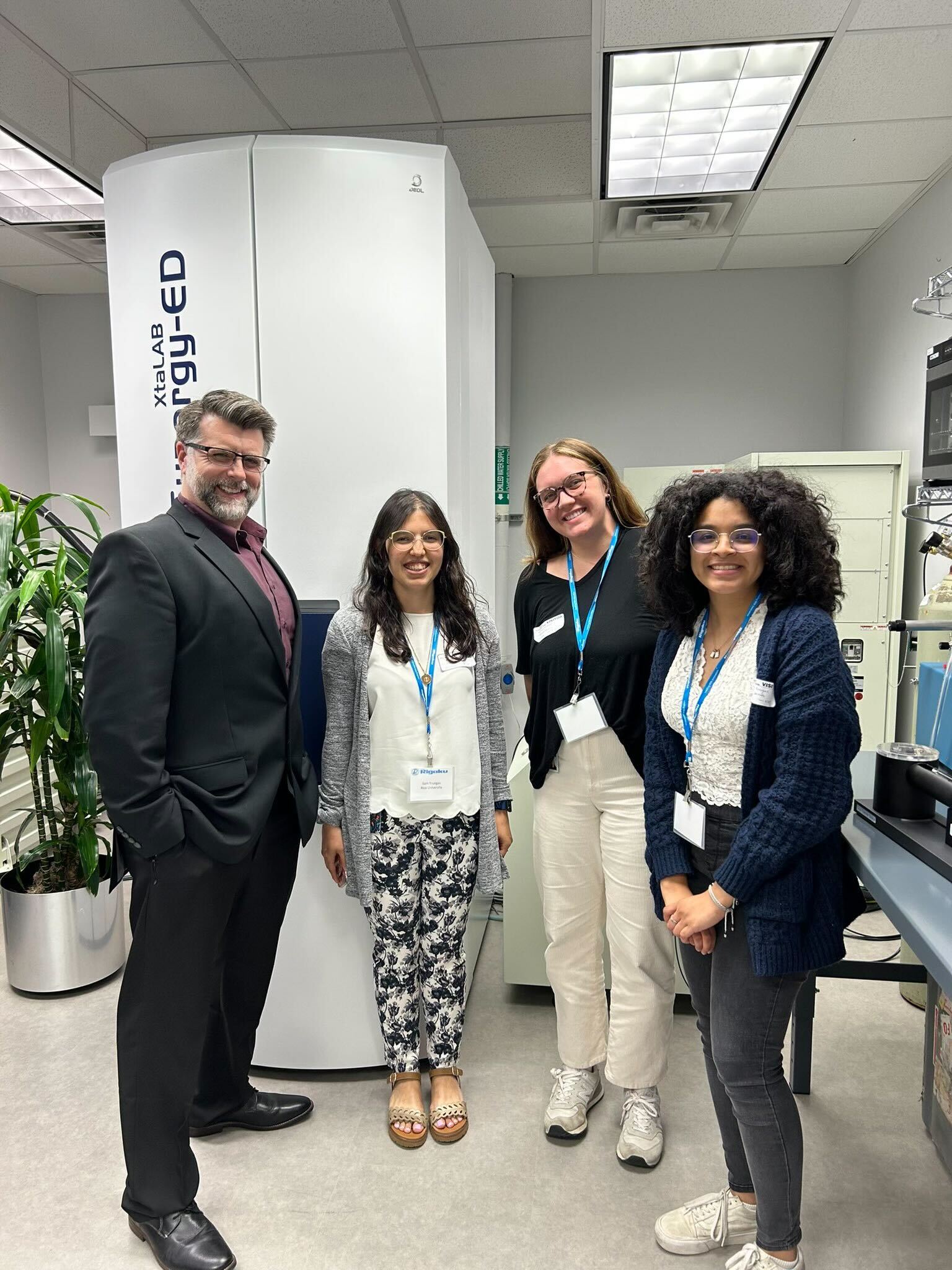 Dinora and other students in her lab.