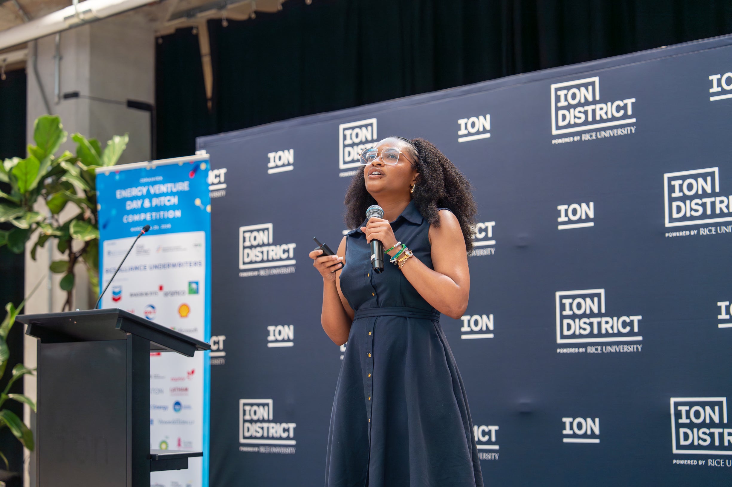 Grad student Jules Seay pitches at Energy Venture Day