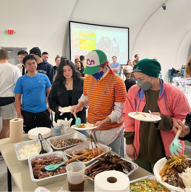 Students grabbing food