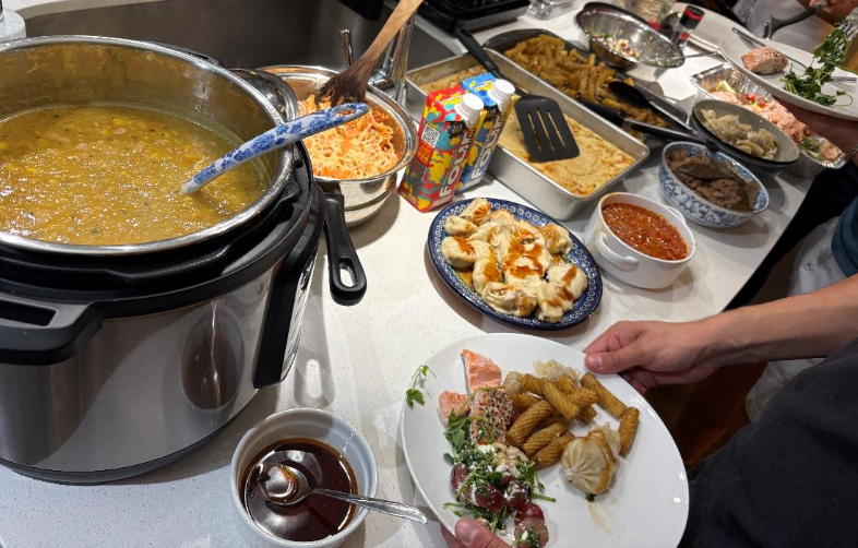 Potluck example - everyone brings a dish. Photo by Sebastian Berrios Carvajal