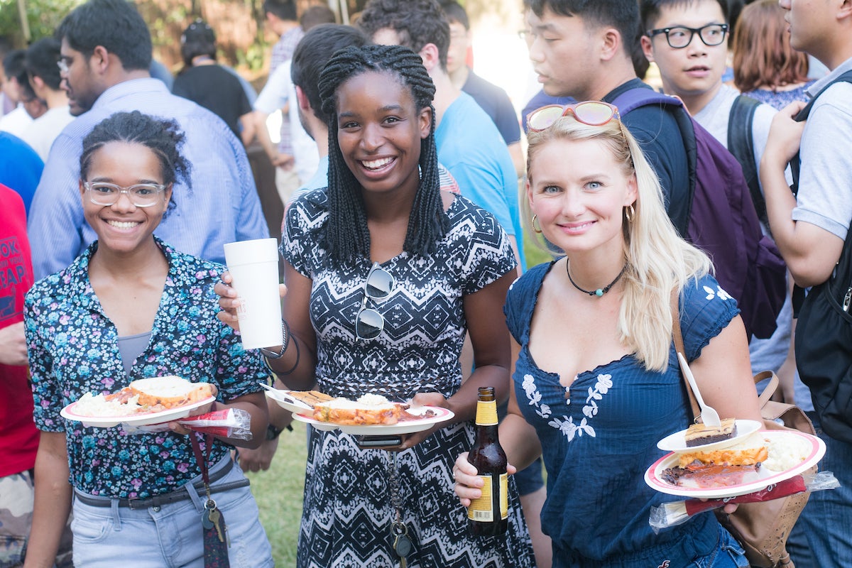 Graduate Owls enjoy barbecue with the president and other O-Week activities